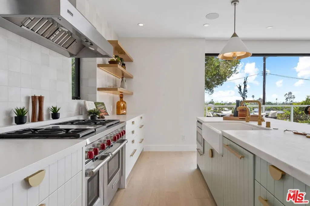 Los Angeles, California 90066, United States, 6 Bedrooms Bedrooms, ,5 BathroomsBathrooms,Residential,Active,154544