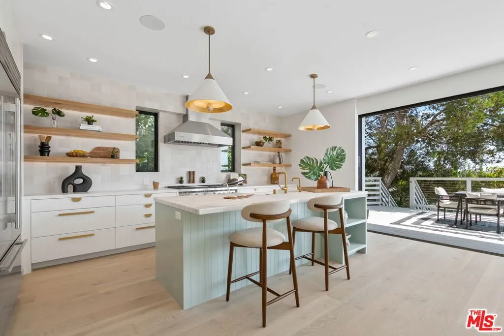 Los Angeles, California 90066, United States, 6 Bedrooms Bedrooms, ,5 BathroomsBathrooms,Residential,Active,154544