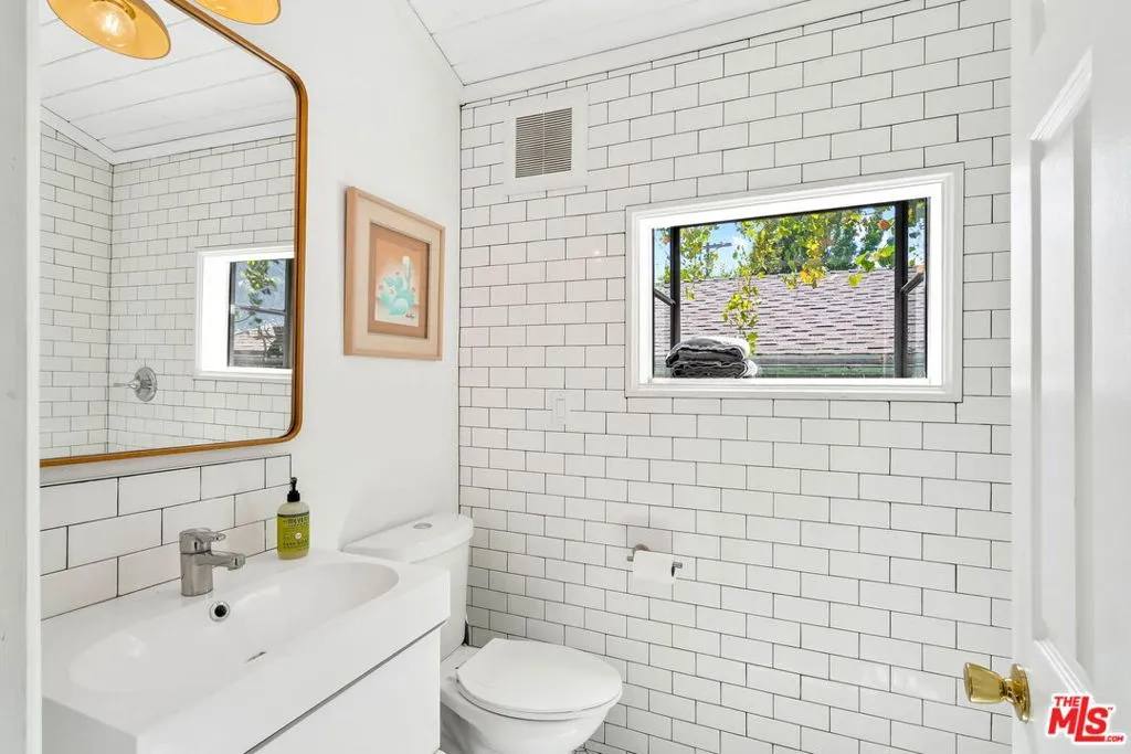 Los Angeles, California 90066, United States, 6 Bedrooms Bedrooms, ,5 BathroomsBathrooms,Residential,Active,154544