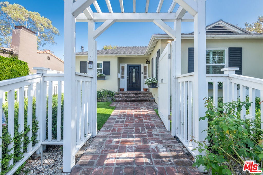 11350 Albata Street