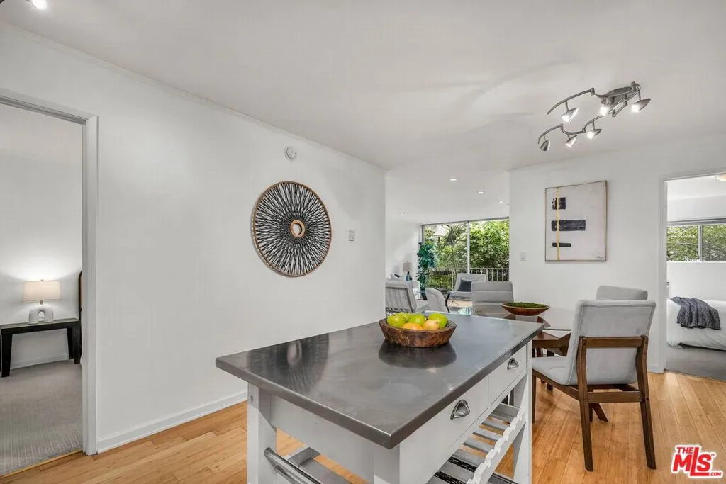 Los Angeles, California 90049, United States, 2 Bedrooms Bedrooms, ,1 BathroomBathrooms,Residential,Active,144395