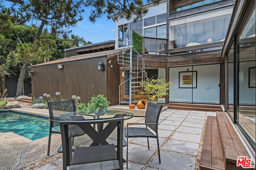 515 N Roxbury Drive