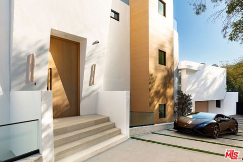 3596 Woodhill Canyon Road Studio City CA 91604