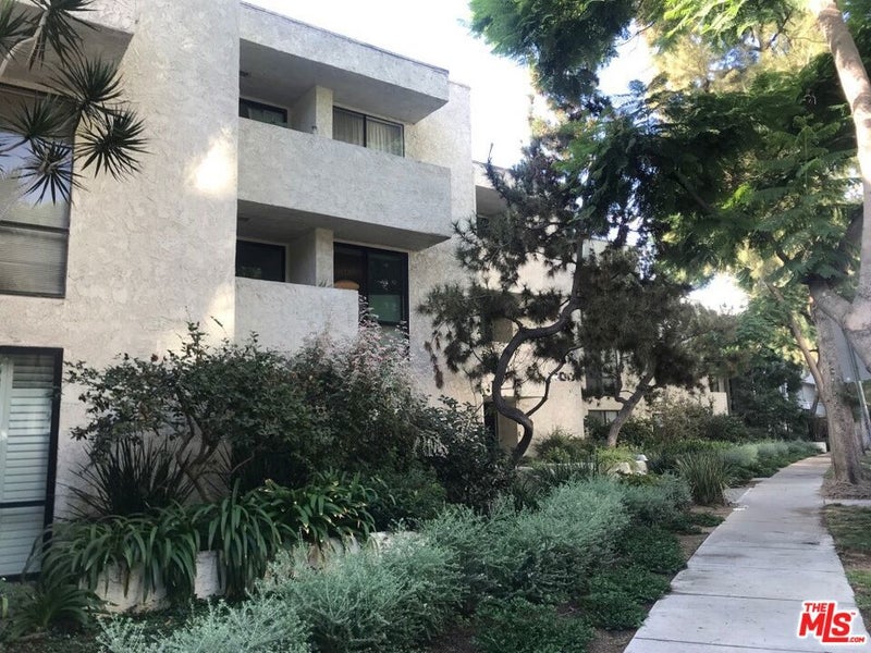 8400 De Longpre Avenue 104