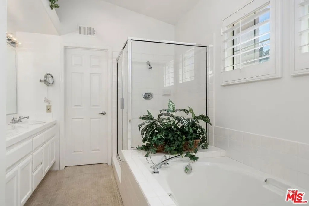 Cathedral City, California 92234, United States, 3 Bedrooms Bedrooms, ,4 BathroomsBathrooms,Residential,Pending,184047