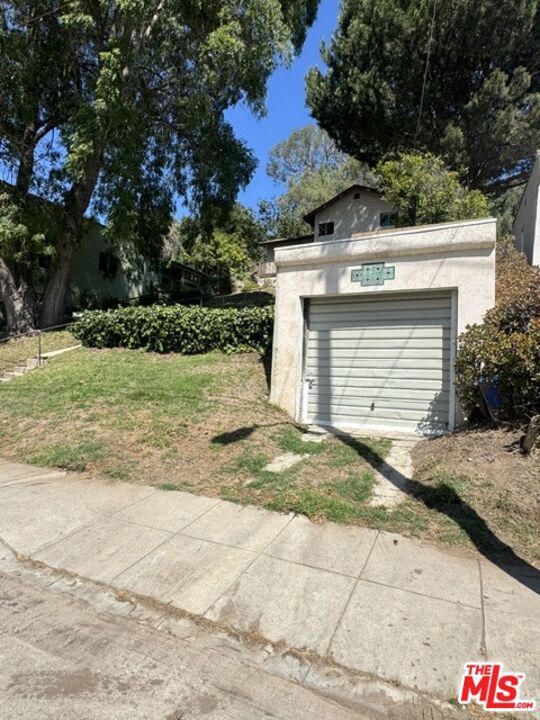 2024 Valentine Street