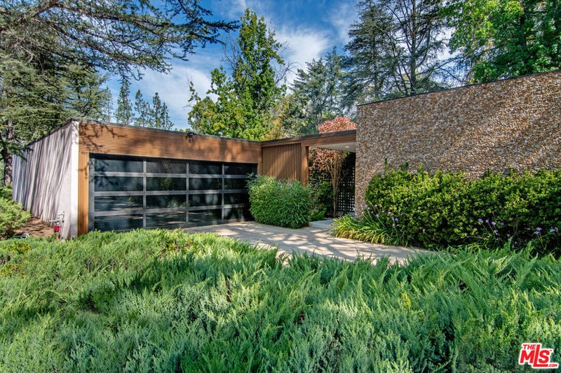 5000 Queen Victoria Road