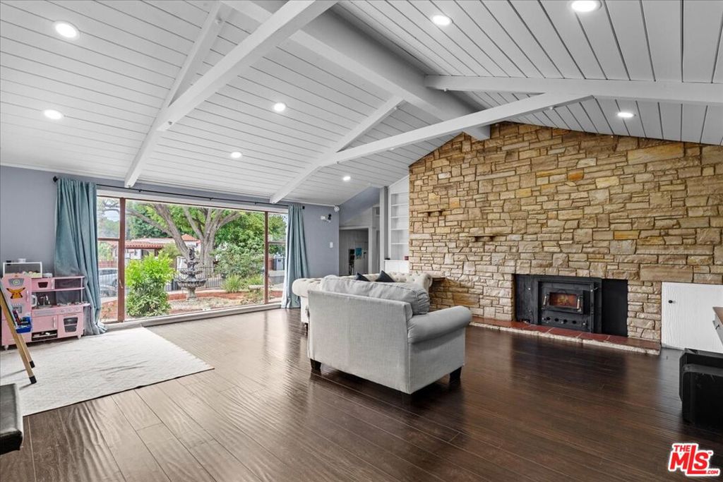 17317 Los Alimos Street