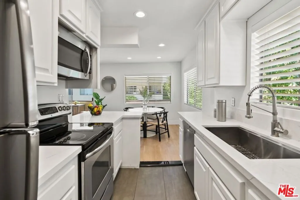 Los Angeles, California 90025, United States, 2 Bedrooms Bedrooms, ,2 BathroomsBathrooms,Residential,Active,115415