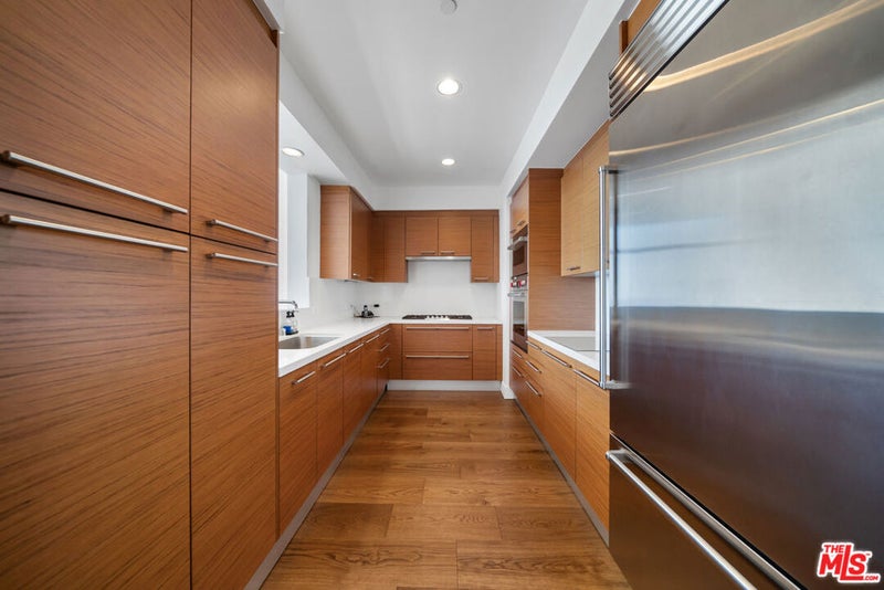 900 W Olympic Boulevard 32I
