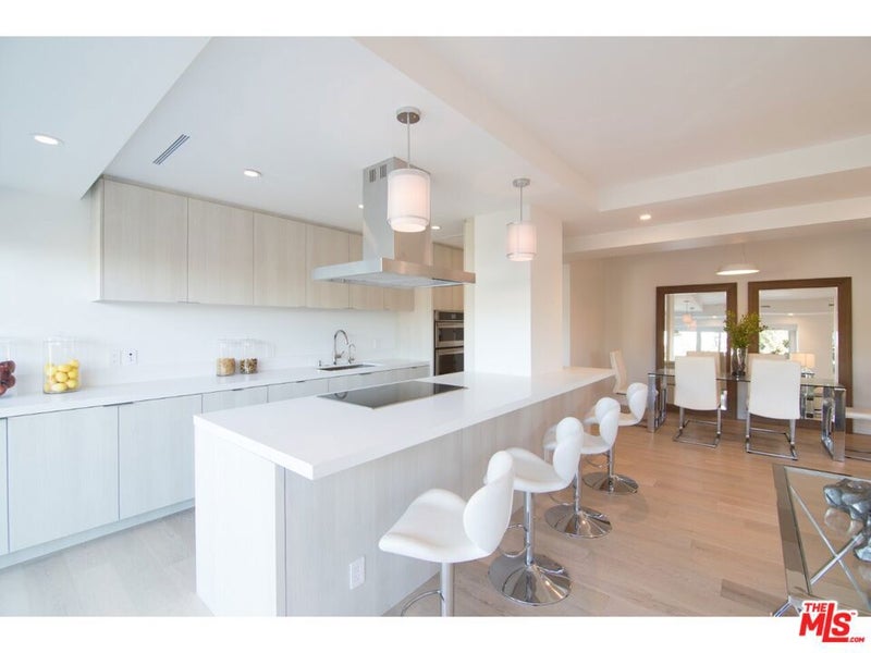 838 N Doheny Drive 302