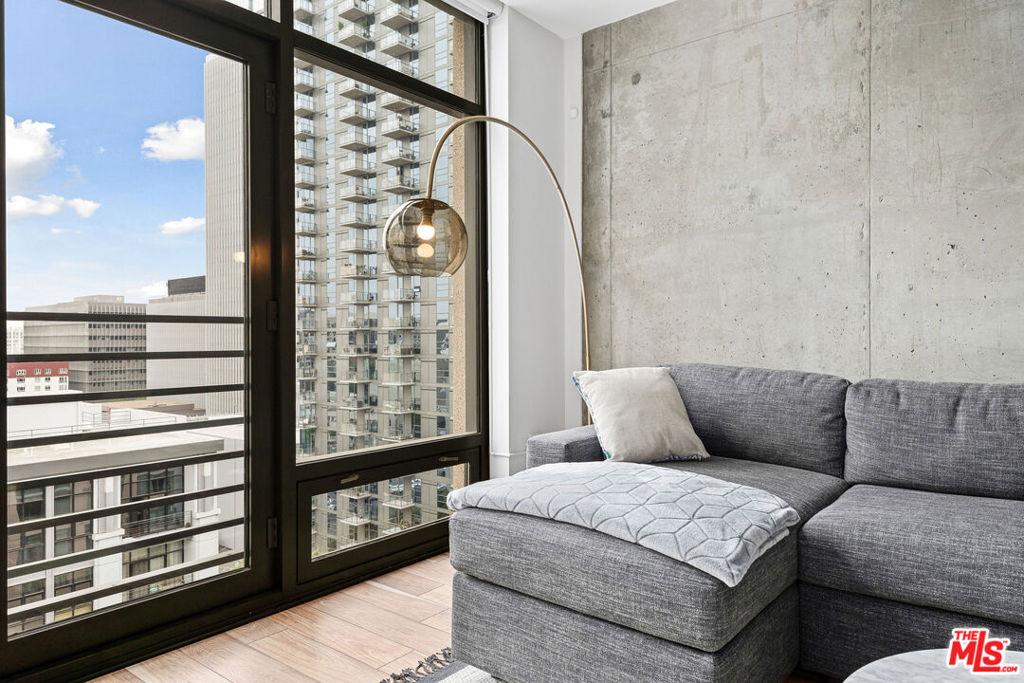 1111 S Grand Avenue 1111