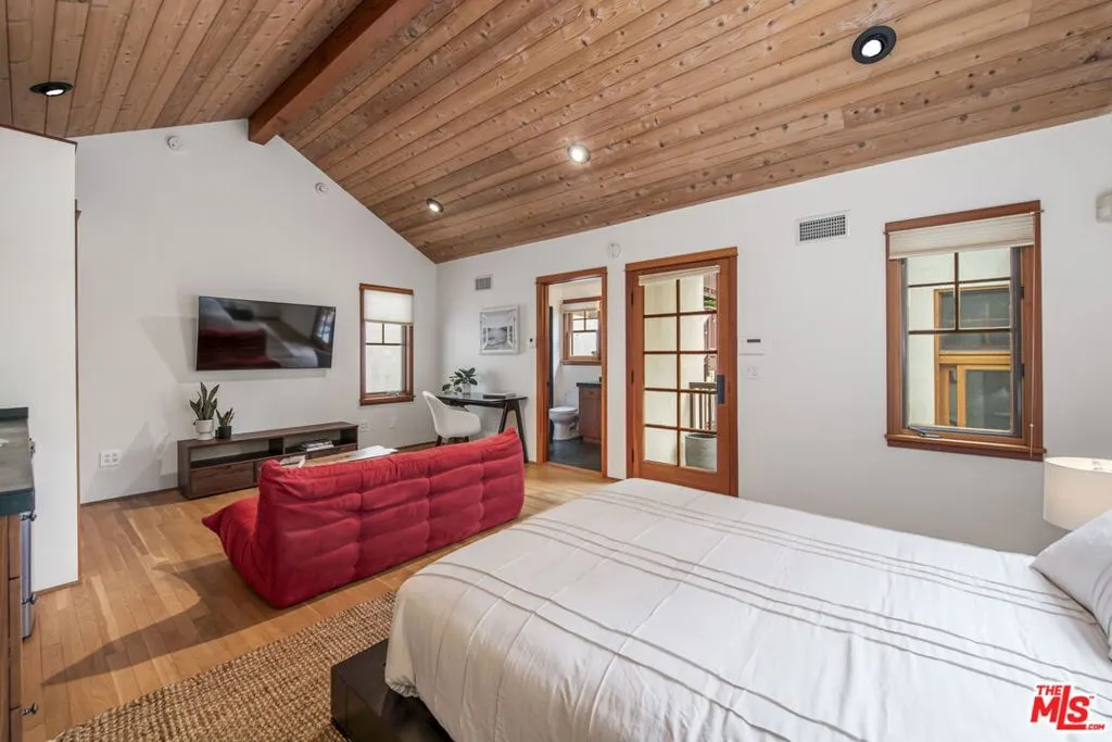 Santa Monica, California 90402, United States, 4 Bedrooms Bedrooms, ,4 BathroomsBathrooms,Residential,Active,244123