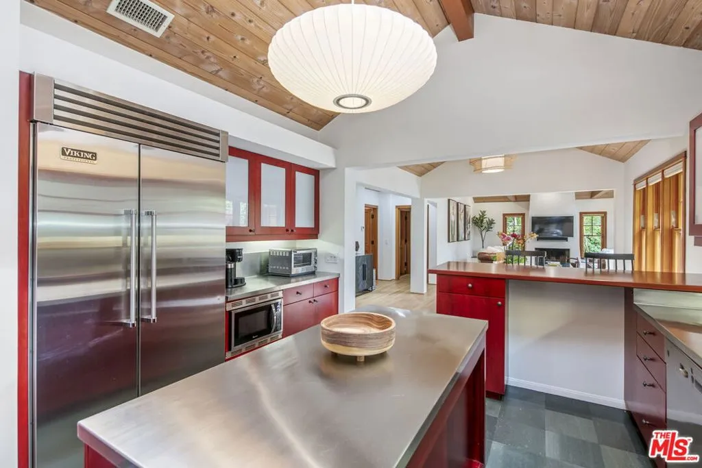 Santa Monica, California 90402, United States, 4 Bedrooms Bedrooms, ,4 BathroomsBathrooms,Residential,Active,244123