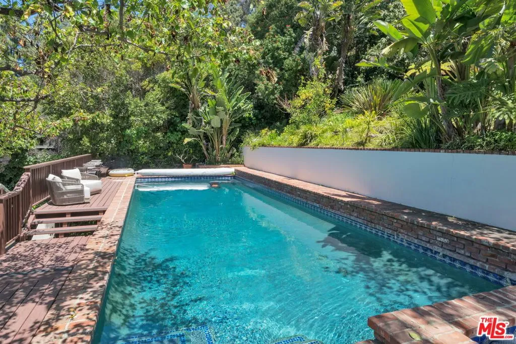 Santa Monica, California 90402, United States, 4 Bedrooms Bedrooms, ,4 BathroomsBathrooms,Residential,Active,244123