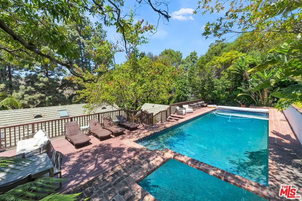 Santa Monica, California 90402, United States, 4 Bedrooms Bedrooms, ,4 BathroomsBathrooms,Residential,Active,244123