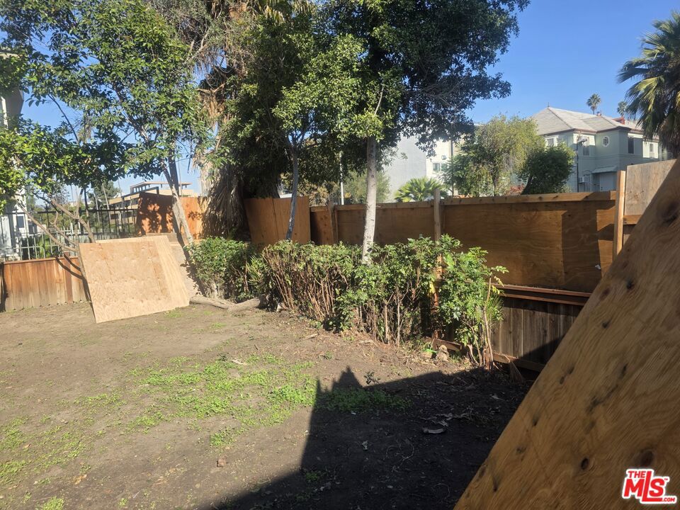 427 S Gramercy Place