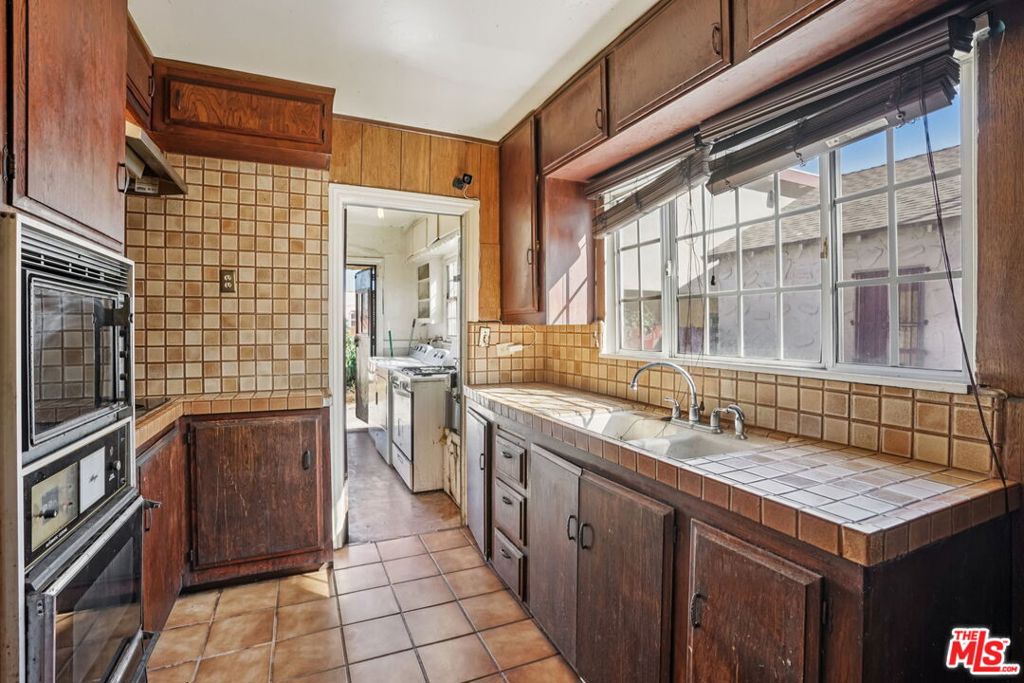 2037 W 64th Street
