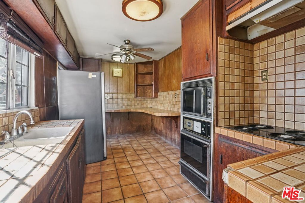 2037 W 64th Street
