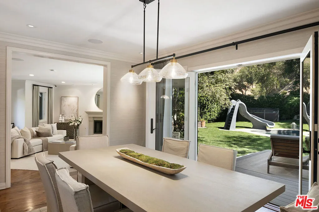 Sherman Oaks, California 91403, United States, 6 Bedrooms Bedrooms, ,5 BathroomsBathrooms,Residential,Active,217154