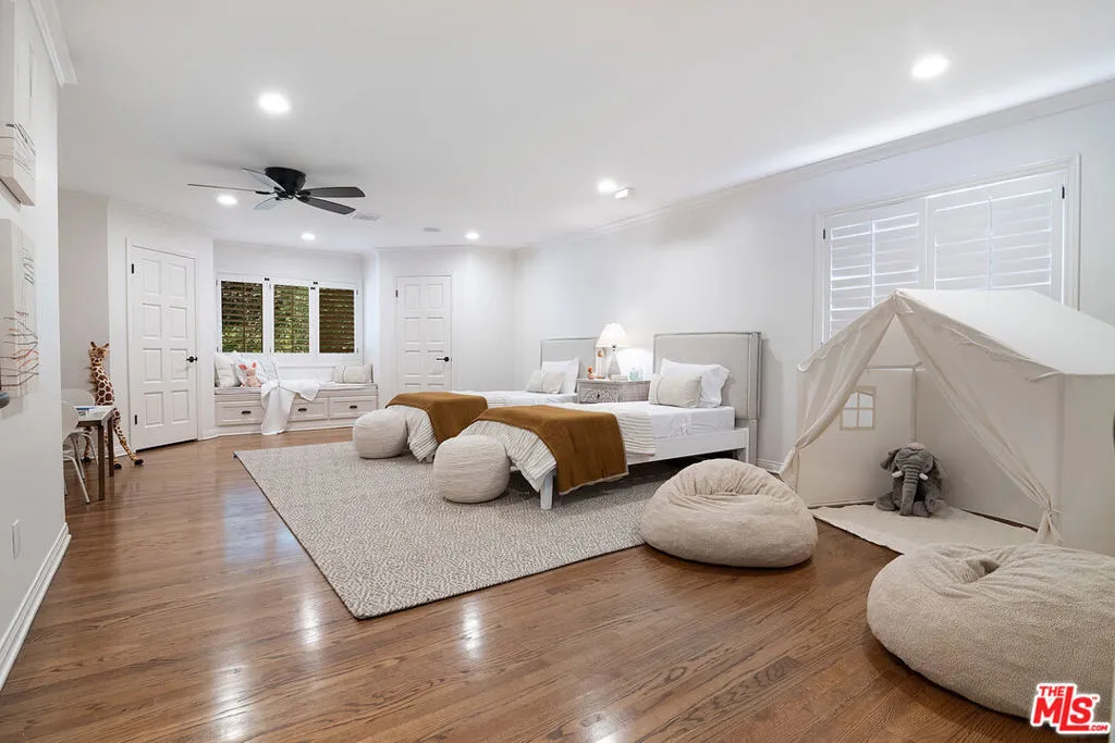 Sherman Oaks, California 91403, United States, 6 Bedrooms Bedrooms, ,5 BathroomsBathrooms,Residential,Active,217154