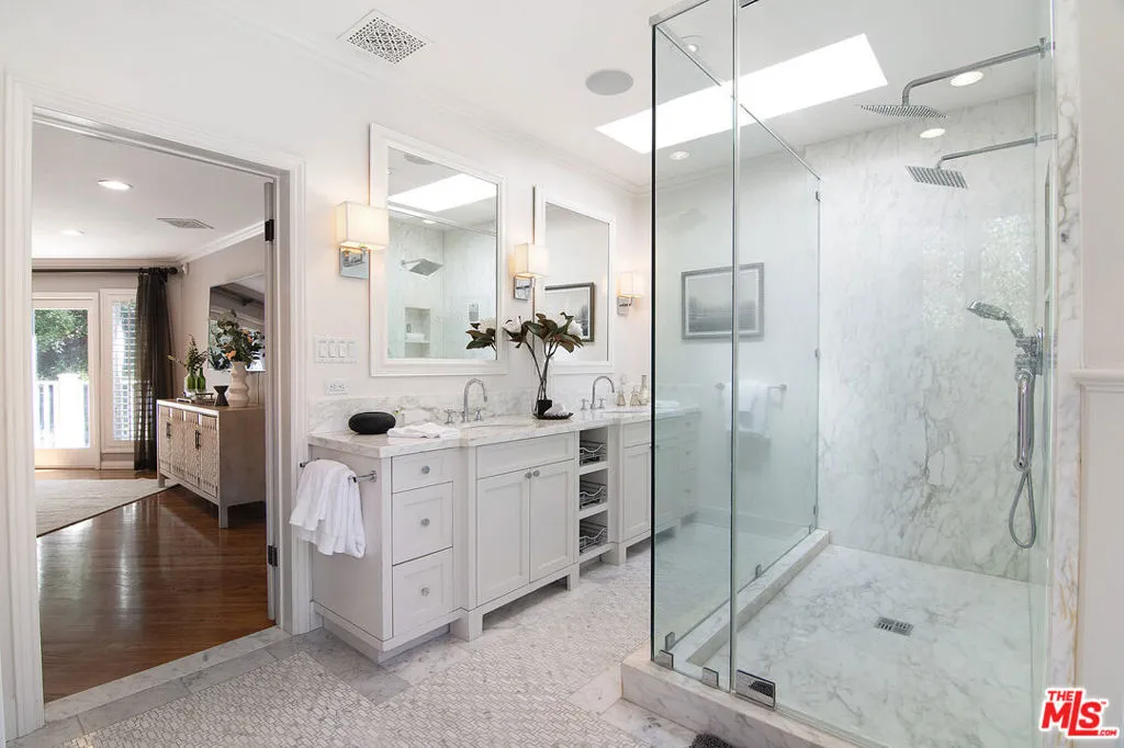 Sherman Oaks, California 91403, United States, 6 Bedrooms Bedrooms, ,5 BathroomsBathrooms,Residential,Active,217154