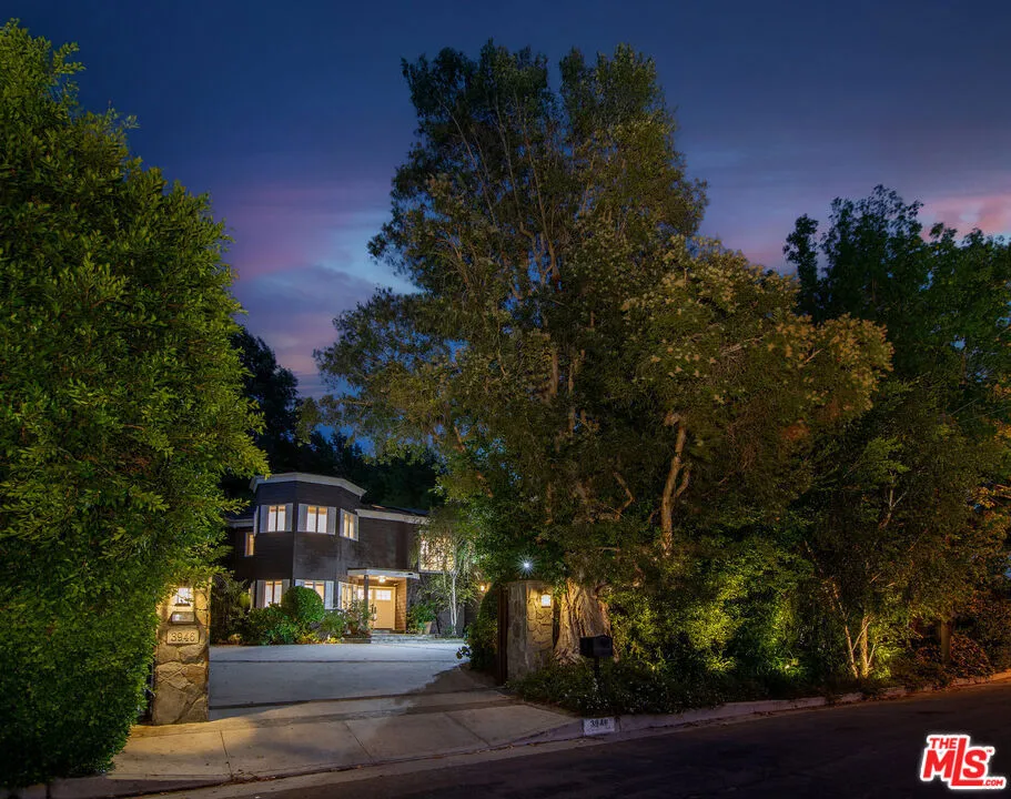 Sherman Oaks, California 91403, United States, 6 Bedrooms Bedrooms, ,5 BathroomsBathrooms,Residential,Active,217154