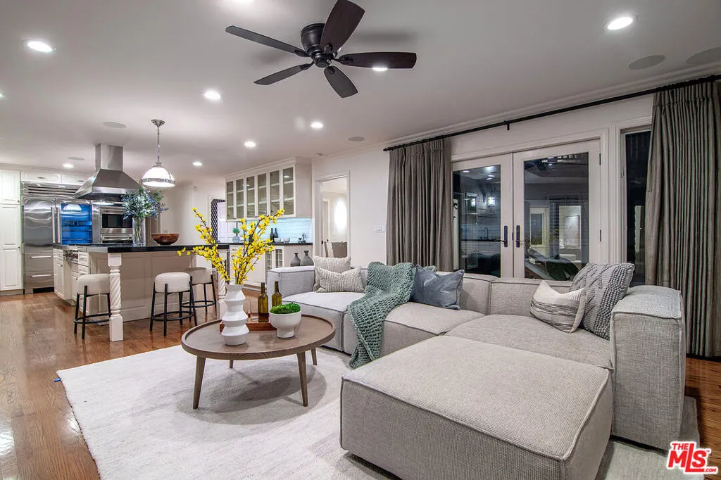 Sherman Oaks, California 91403, United States, 6 Bedrooms Bedrooms, ,5 BathroomsBathrooms,Residential,Active,217154