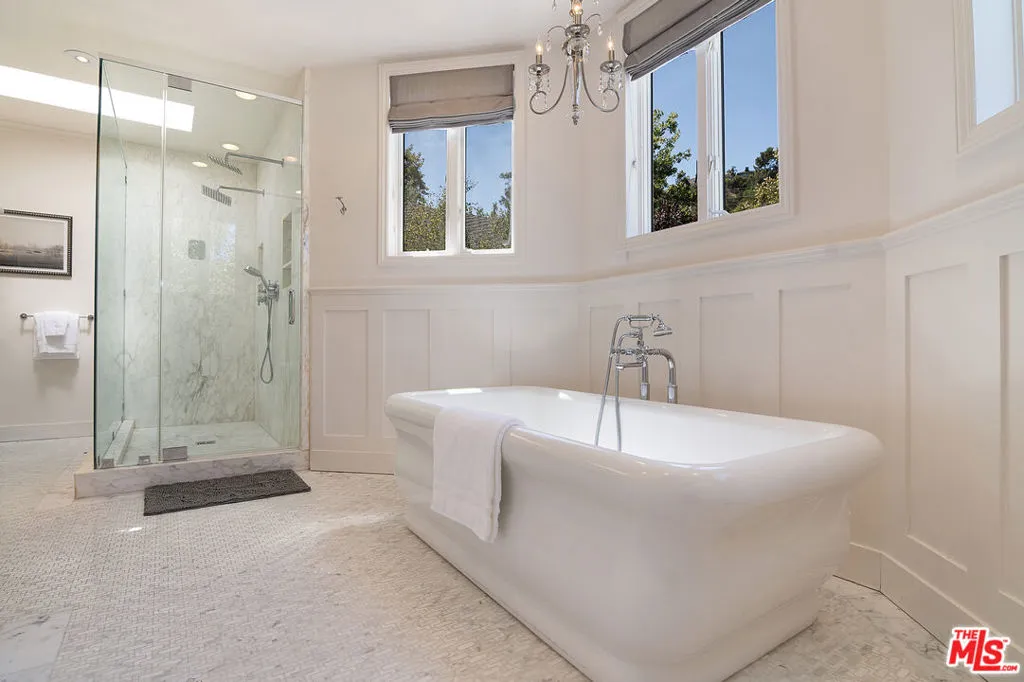 Sherman Oaks, California 91403, United States, 6 Bedrooms Bedrooms, ,5 BathroomsBathrooms,Residential,Active,217154