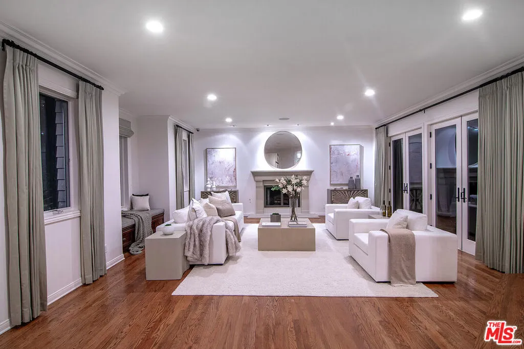 Sherman Oaks, California 91403, United States, 6 Bedrooms Bedrooms, ,5 BathroomsBathrooms,Residential,Active,217154