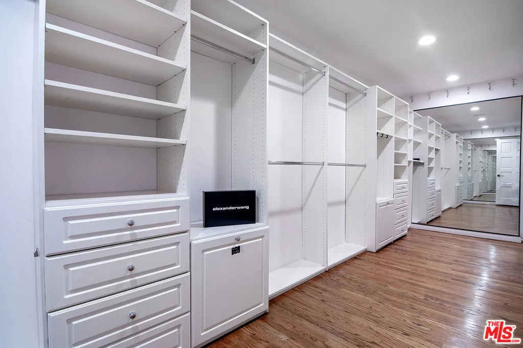 Sherman Oaks, California 91403, United States, 6 Bedrooms Bedrooms, ,5 BathroomsBathrooms,Residential,Active,217154