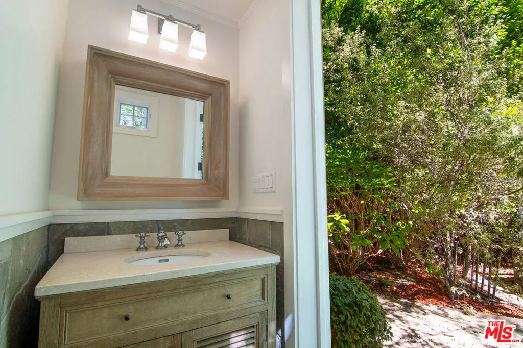 Sherman Oaks, California 91403, United States, 6 Bedrooms Bedrooms, ,5 BathroomsBathrooms,Residential,Active,217154