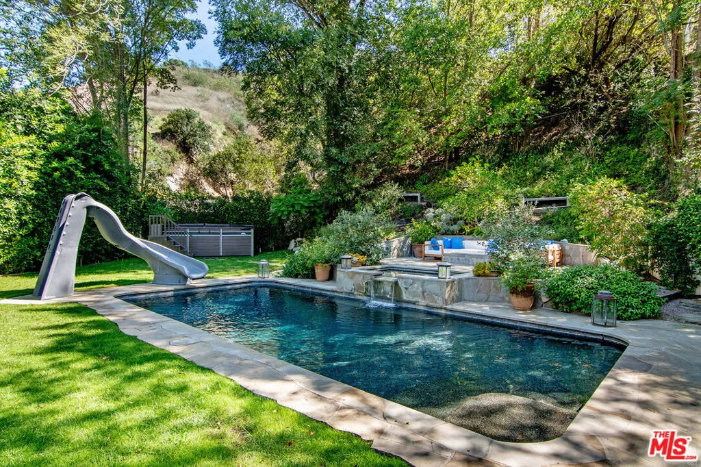 Sherman Oaks, California 91403, United States, 6 Bedrooms Bedrooms, ,5 BathroomsBathrooms,Residential,Active,217154