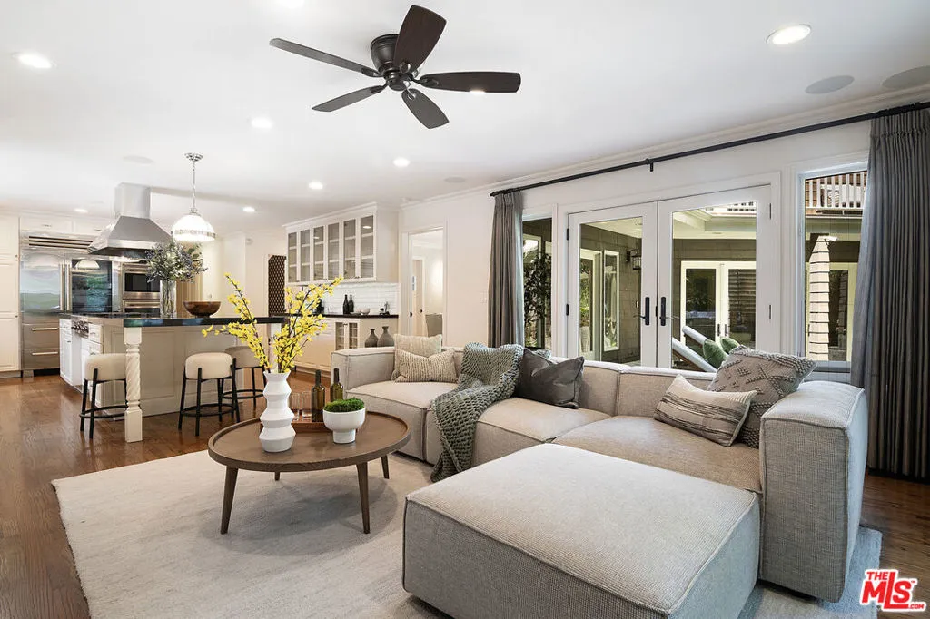 Sherman Oaks, California 91403, United States, 6 Bedrooms Bedrooms, ,5 BathroomsBathrooms,Residential,Active,217154