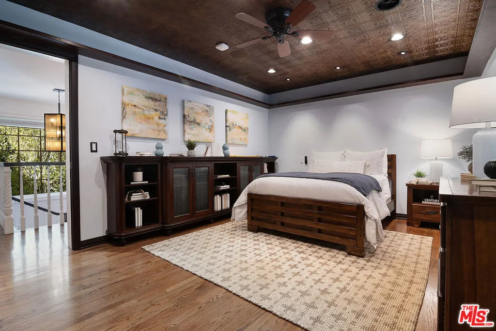 Sherman Oaks, California 91403, United States, 6 Bedrooms Bedrooms, ,5 BathroomsBathrooms,Residential,Active,217154