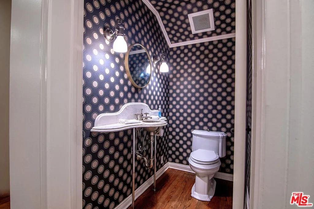 Sherman Oaks, California 91403, United States, 6 Bedrooms Bedrooms, ,5 BathroomsBathrooms,Residential,Active,217154