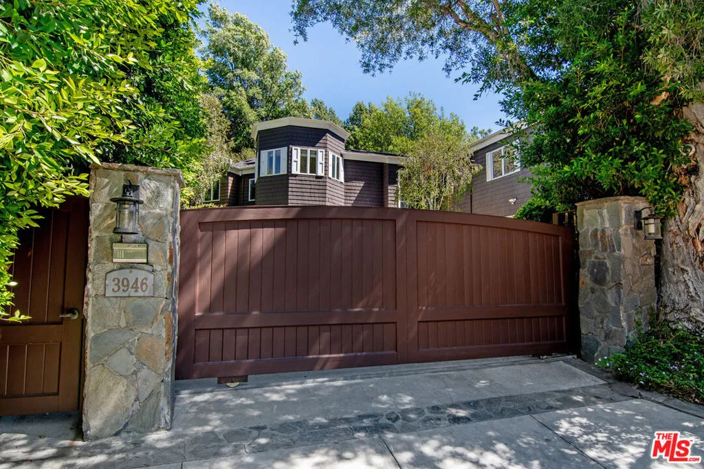 Sherman Oaks, California 91403, United States, 6 Bedrooms Bedrooms, ,5 BathroomsBathrooms,Residential,Active,217154