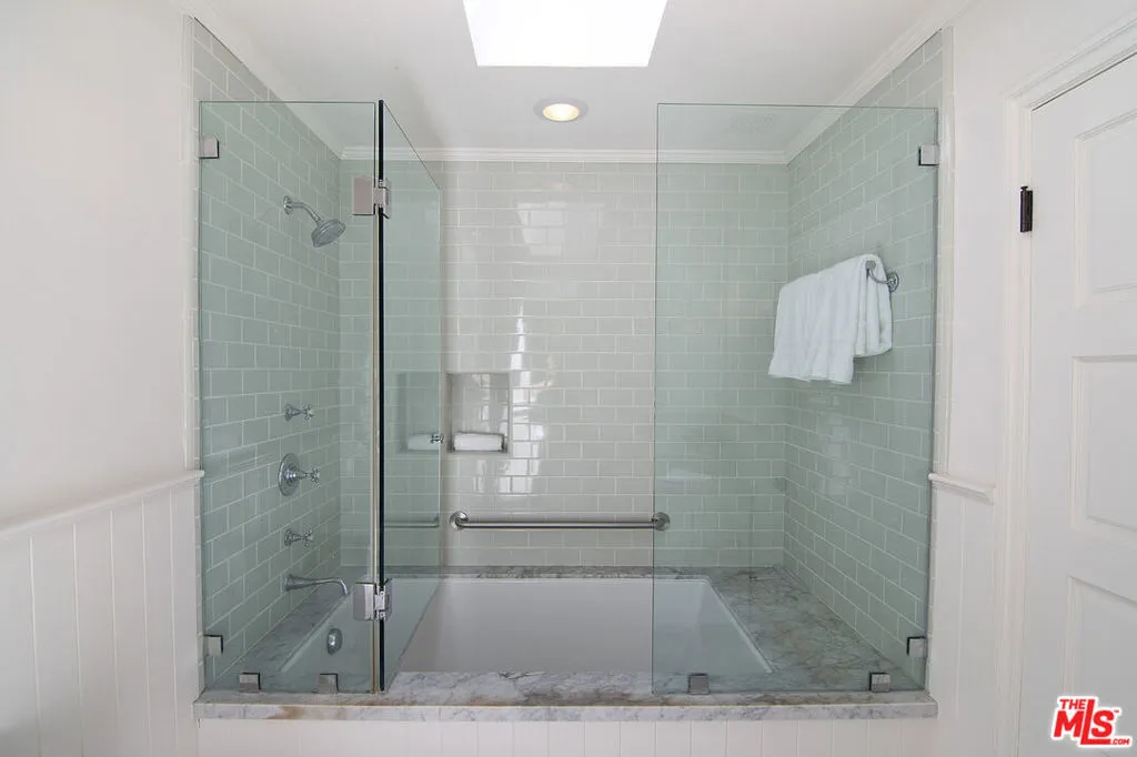 Sherman Oaks, California 91403, United States, 6 Bedrooms Bedrooms, ,5 BathroomsBathrooms,Residential,Active,217154