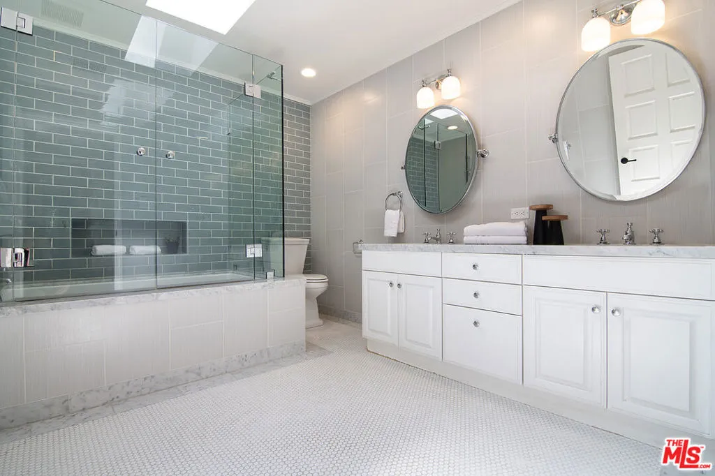 Sherman Oaks, California 91403, United States, 6 Bedrooms Bedrooms, ,5 BathroomsBathrooms,Residential,Active,217154