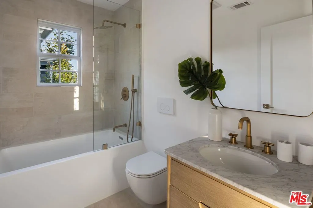 Los Angeles, California 90064, United States, 5 Bedrooms Bedrooms, ,5 BathroomsBathrooms,Residential,Active,229616