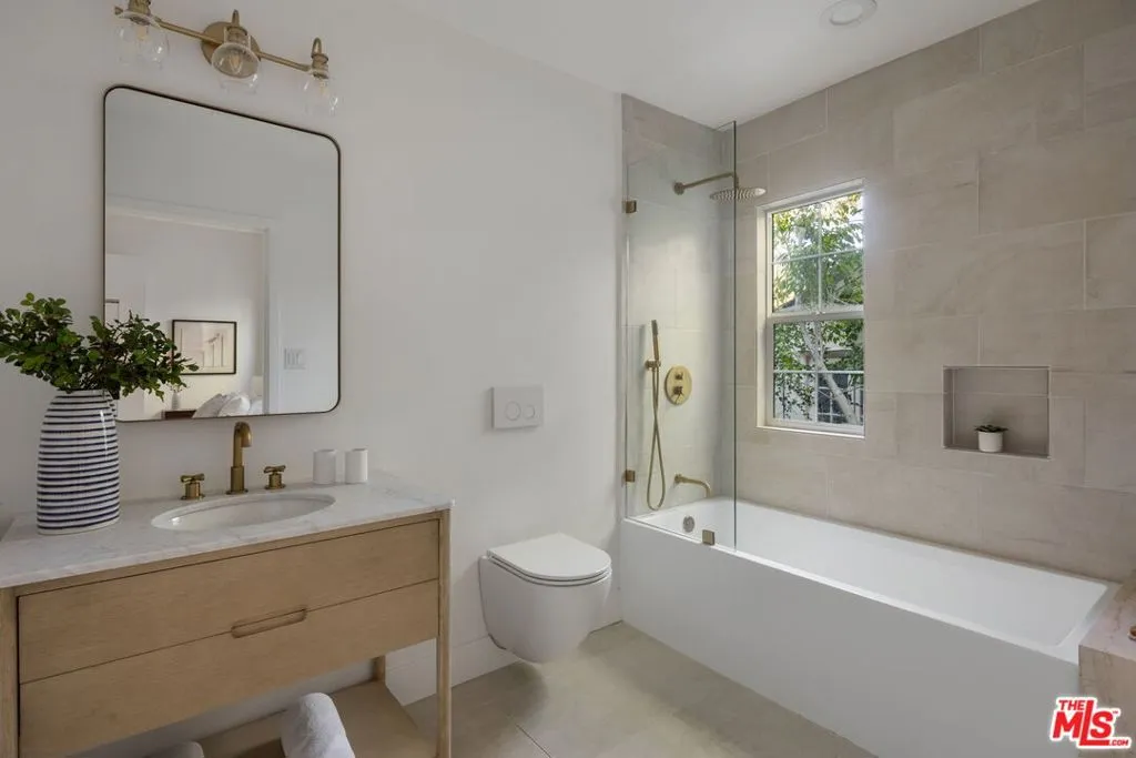 Los Angeles, California 90064, United States, 5 Bedrooms Bedrooms, ,5 BathroomsBathrooms,Residential,Active,229616