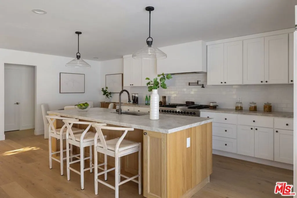 Los Angeles, California 90064, United States, 5 Bedrooms Bedrooms, ,5 BathroomsBathrooms,Residential,Active,229616