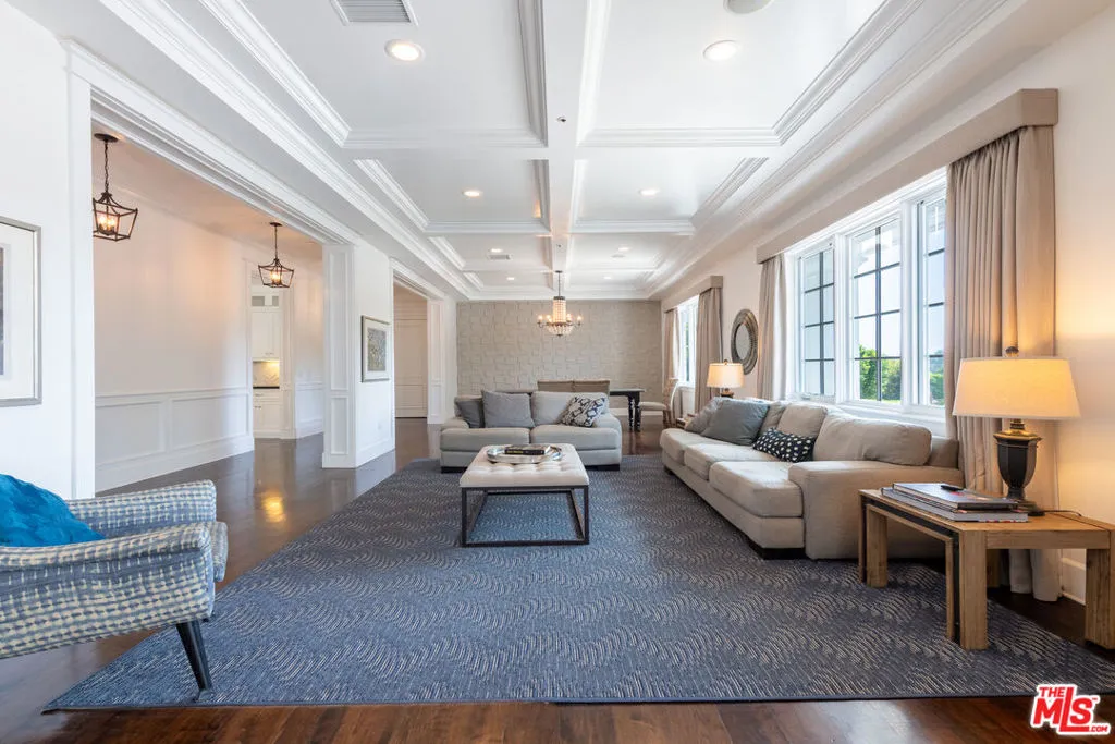 Tarzana, California 91356, United States, 5 Bedrooms Bedrooms, ,6 BathroomsBathrooms,Residential,Active,151863