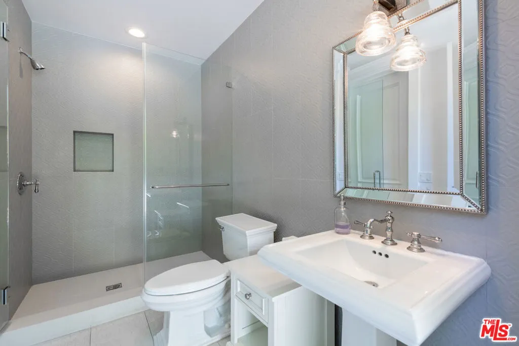 Tarzana, California 91356, United States, 5 Bedrooms Bedrooms, ,6 BathroomsBathrooms,Residential,Active,151863