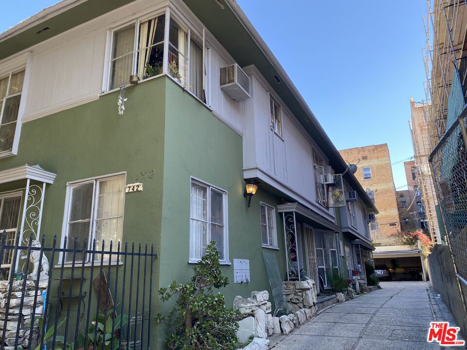 742 Irolo Street