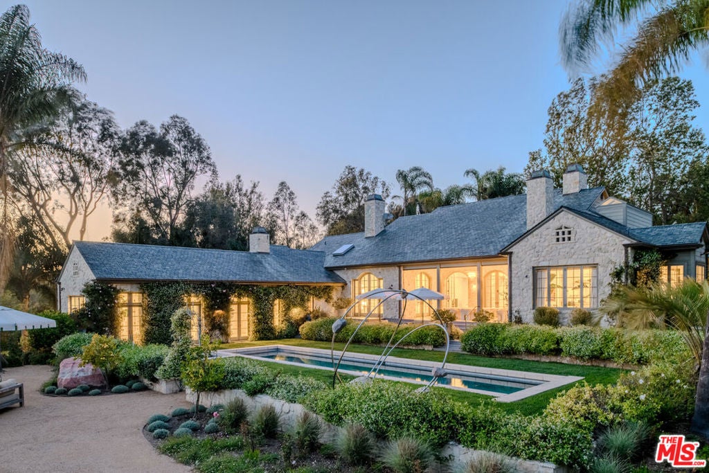 6625 Zumirez Drive