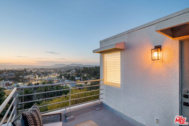 1098 Everett Place