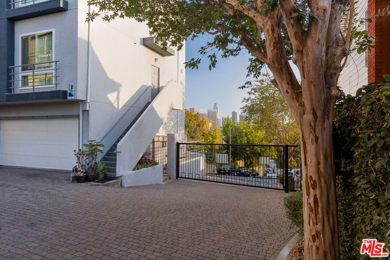 1098 Everett Place