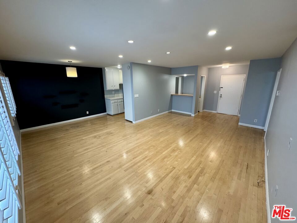 1250 N Kings Road 303