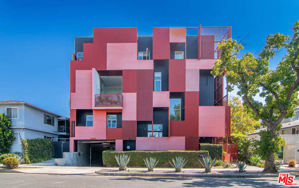 1140 N Formosa Avenue 9